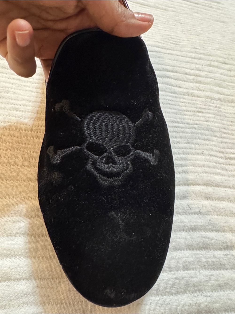 STEVE MADDEN Men's Black Velvet Loafer with a Embroidered Skull - size 11